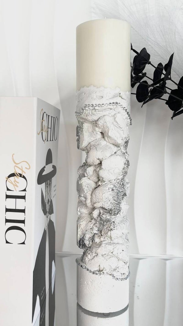 Runde Sojawachskerze auf weissem Betonsockel mit Blattsilber und Strasssteinen