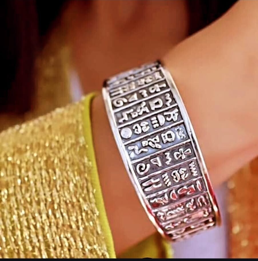 Plongez au cœur de l'Égypte ancienne avec ce magnifique bracelet en argent massif