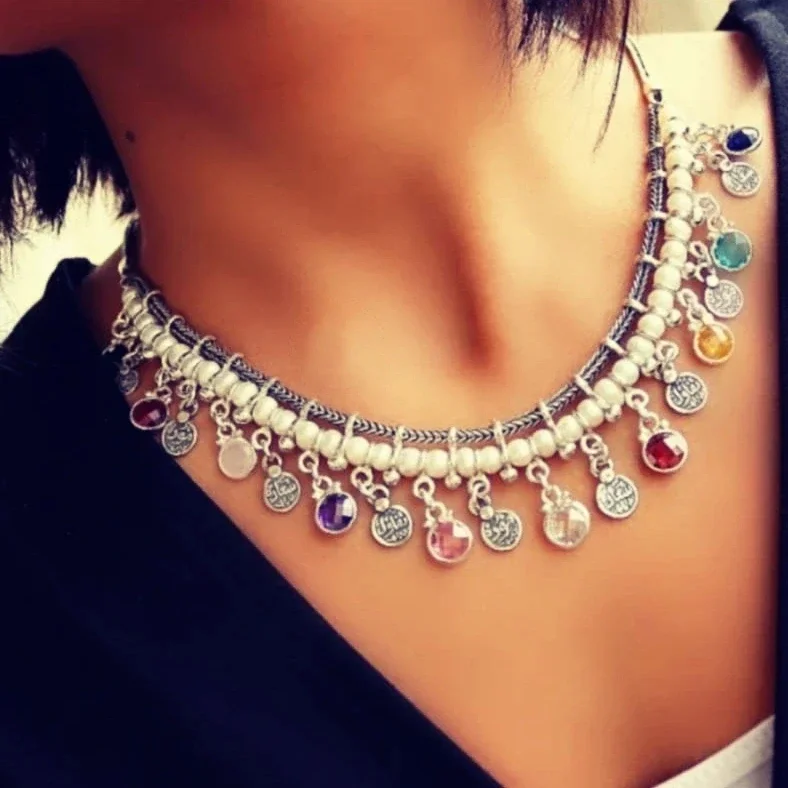 Colier avec des perles et des mots doux