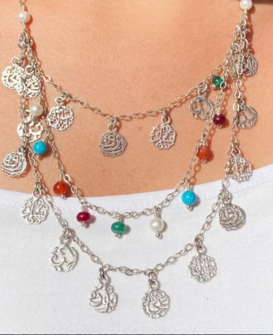 Ce magnifique collier est composé de trois rangées de chaînes délicates en argent sterling 925