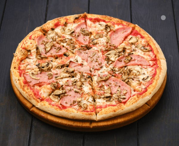 Pizza  reine Jambon, fromage, champignons +/- 450Gr