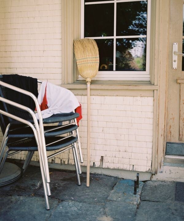 16 bis. Chaise et balai, image 60 cm x 70 cm