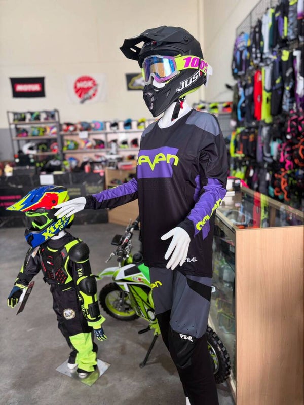 CONJUNTO TRAJE + CASCO JUST1