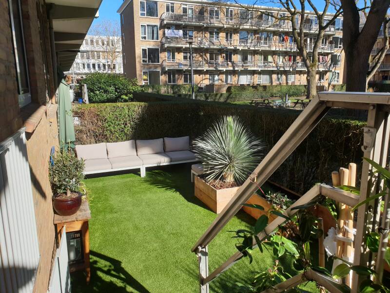 De tuin, met schots en scheve stoeptegels, was een plek enkel voor de fietsen. Nu is het een stadsoase geworden. Genoeg plek om te zitten en om je vrij te bewegen. Met mediterraanse planten creeer je een vakantiegevoel. Esthe Wonen is er ook voor tuinadvi