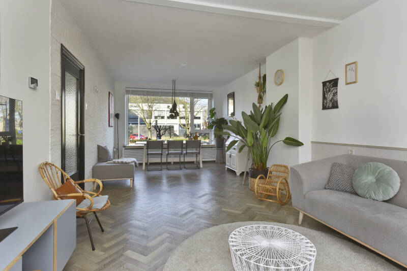 Een doorzonappartement met een ruime zit- en eethoek. Een PVC-vloer in visgraat zorgt voor een praktische en mooie afwerking. 