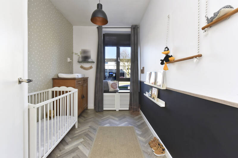 De kinderkamer wordt een stoere jongenskamer. Zonder hysterische kleuren die op je af komen. 