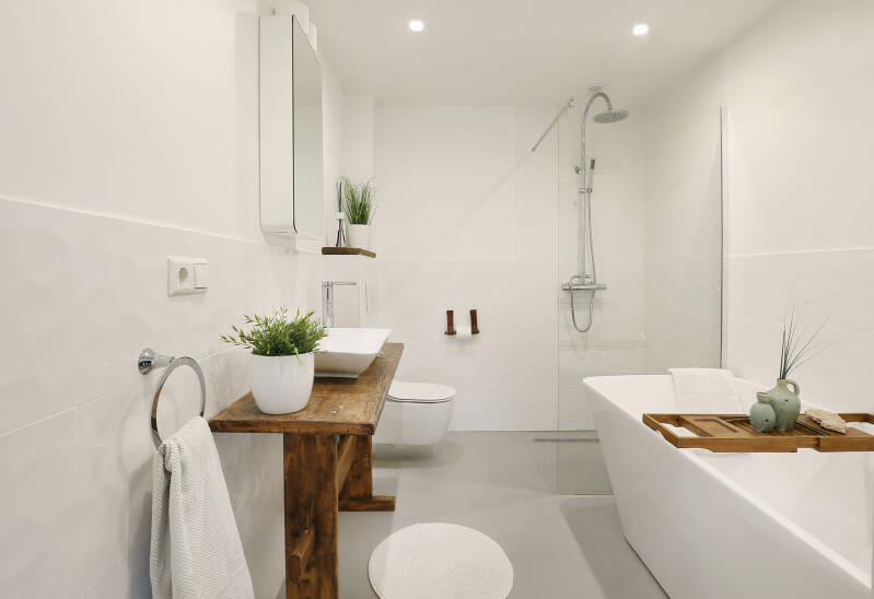 Dit is een gave badkamer. Witte tegels met relief zorgen ervoor dat de badkamer niet standaard wordt. Een oude houten werkbank als wastafelmeubel zorgt instant voor sfeer. Badkameradvies door Esthe Wonen. 