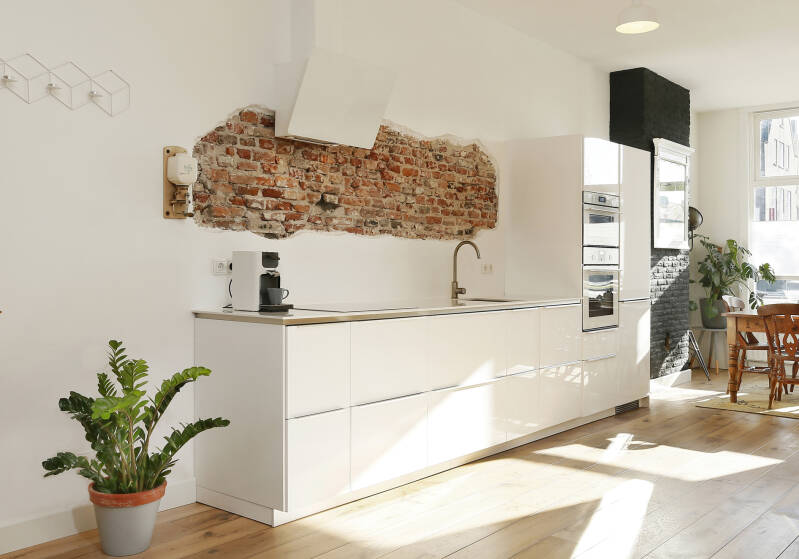 Door het tevoorschijn toveren van de oude bakstenen wand krijgt deze keuken een fantastische look waar je bij binnenkomst meteen verliefd op wordt. Voeg nog een oud elementej zoals de ouderwetse koffiemolen toe en je drukt je stempel op een keuken zodat d