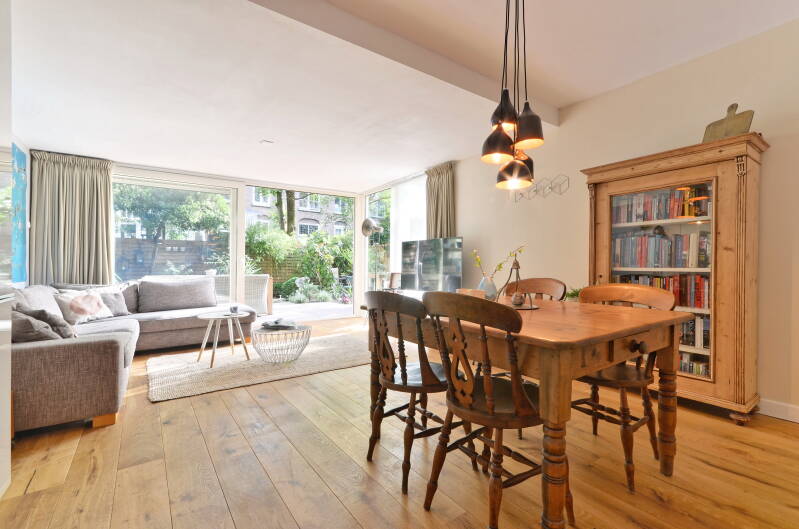 Beton Cire met houten meubelen zorgt geheid voor een mooi resultaat in de badkamer. Esthe Wonen en badkamers: een goed idee. 