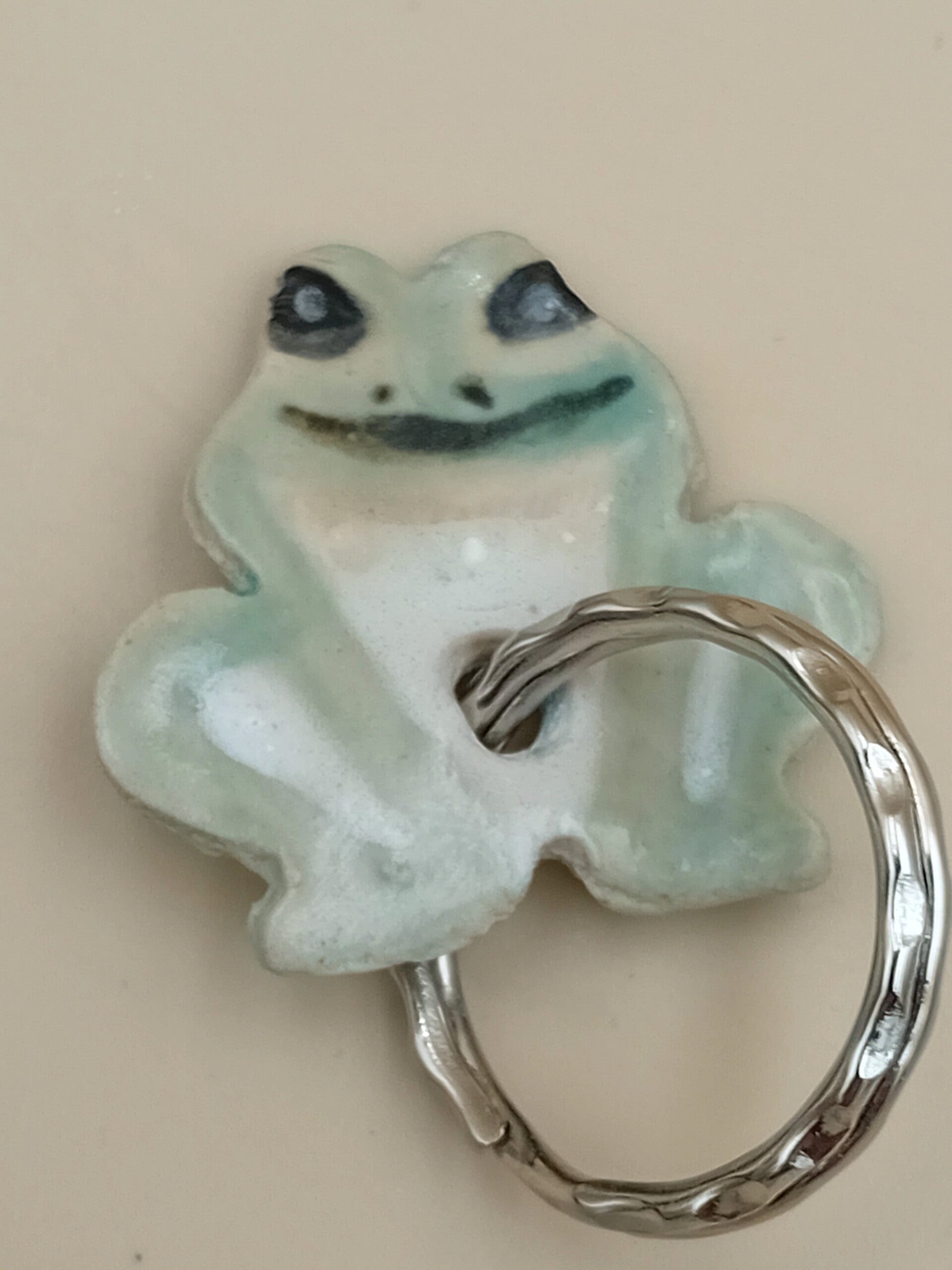 Kikkersleutelhanger in keramiek (WBS65)