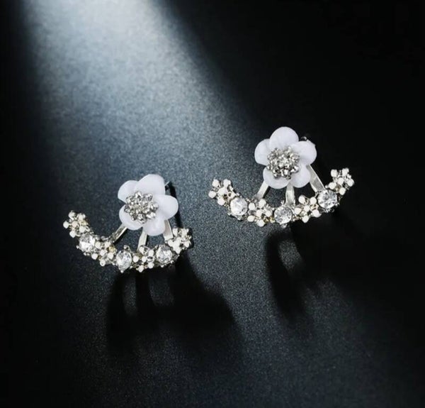 316 Aretes Flor Blanca y Diamante
