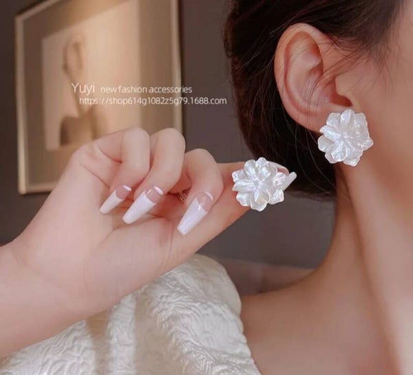 318 Aretes Flores Blancas