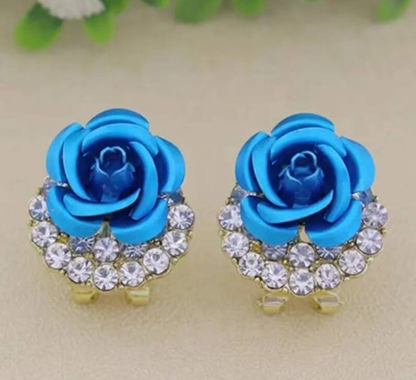 362 Aretes flor azul claro y diamantes