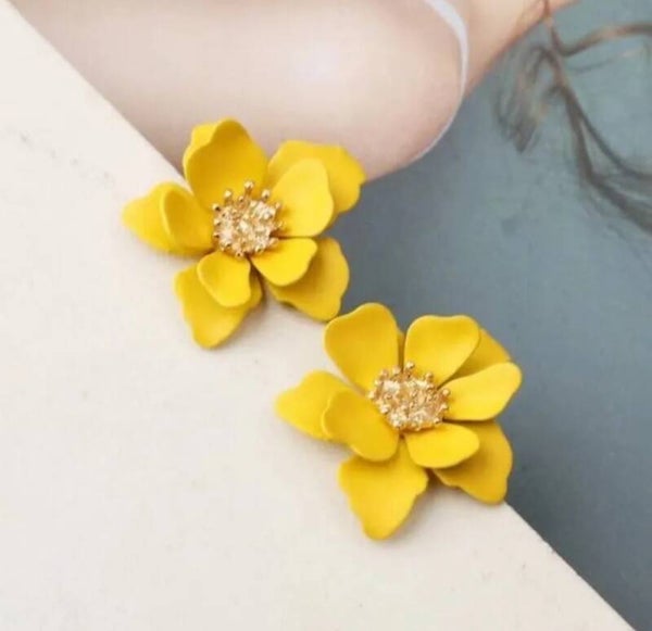 208 Aretes Flor Amarilla Doble Pétalo