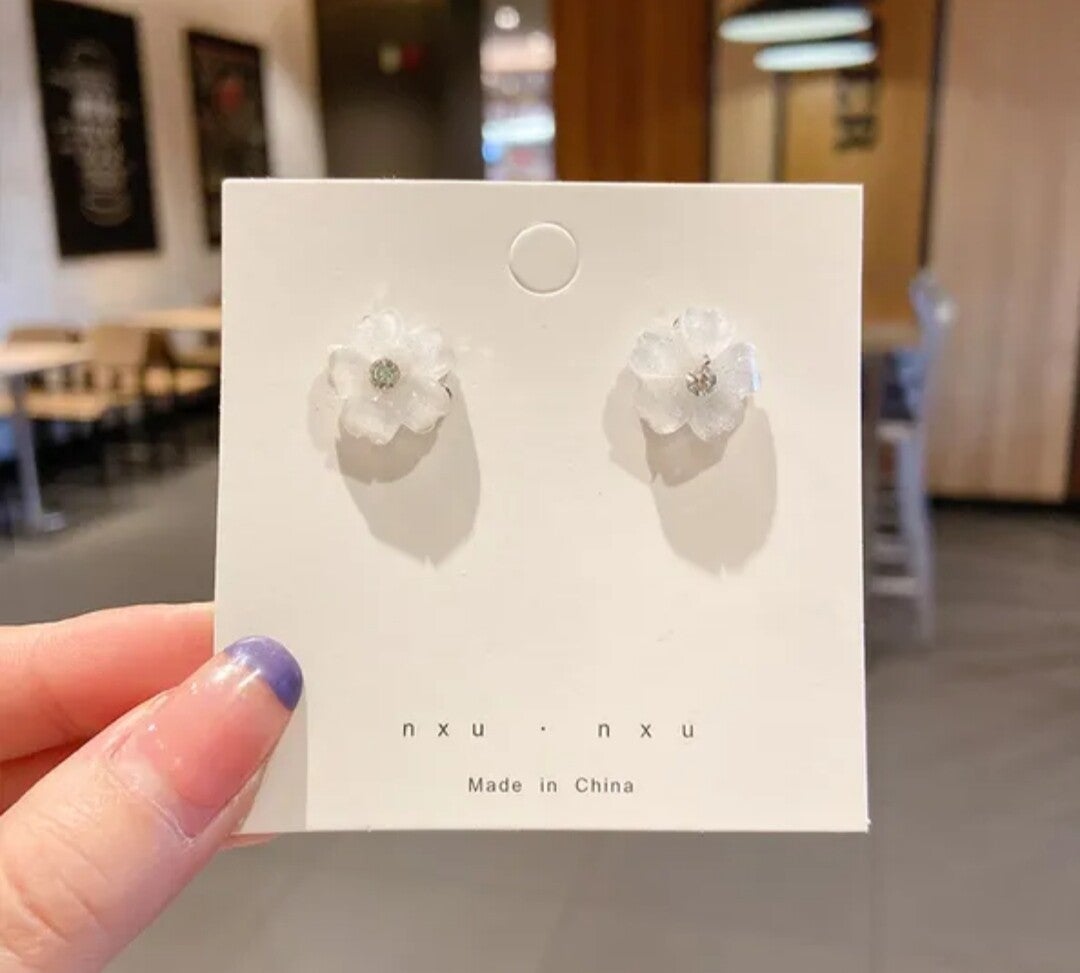 804	Aretes basicos flor blanca