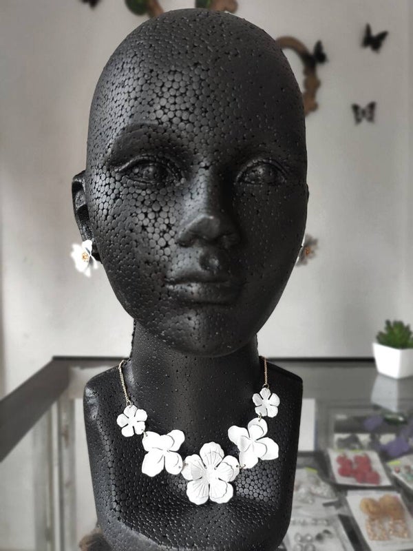 576 Set aretes y collar flor blanca