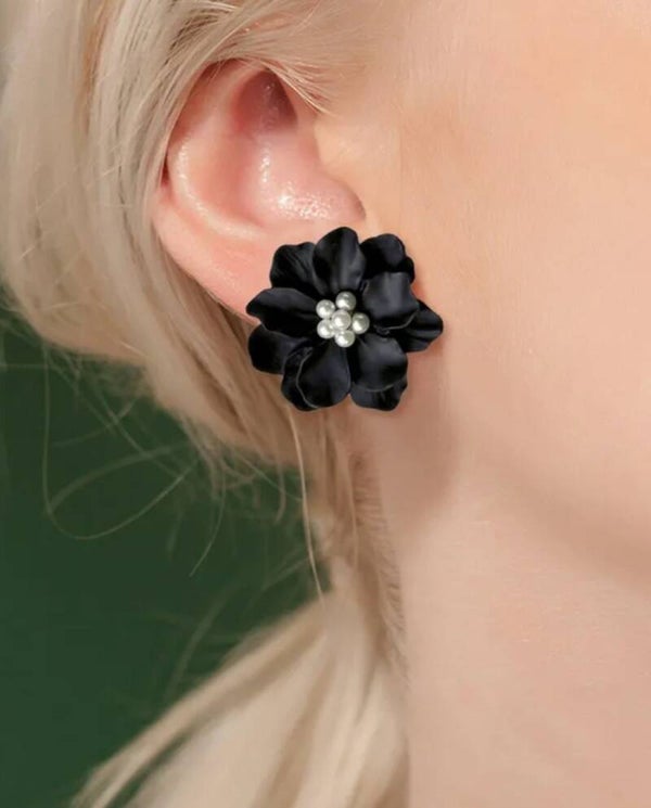 228 Aretes Flor Negra Pistilo Perlas