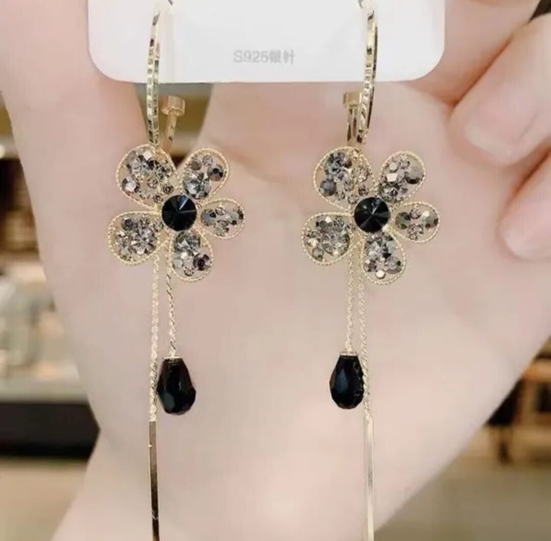 705	Aretes flor cristales negro