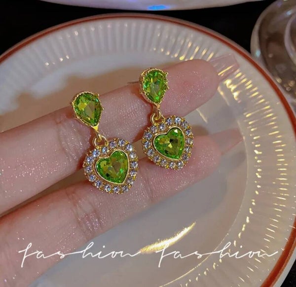 620 Aretes corazones diamantados verdes