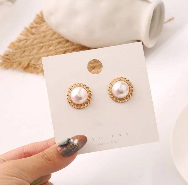 248 Aretes Perlas Contorno Dorado