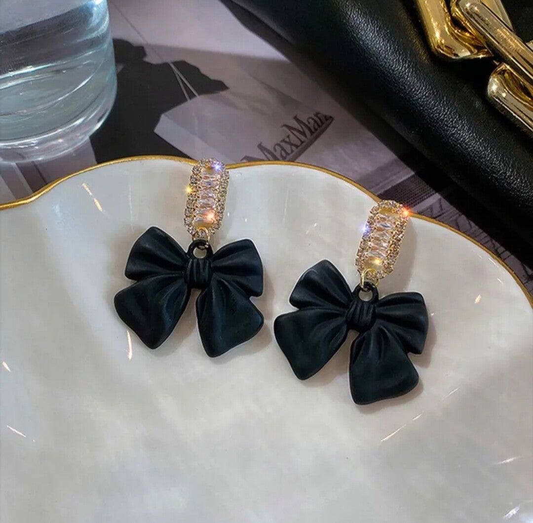 334 Aretes lazo negro y diamantes