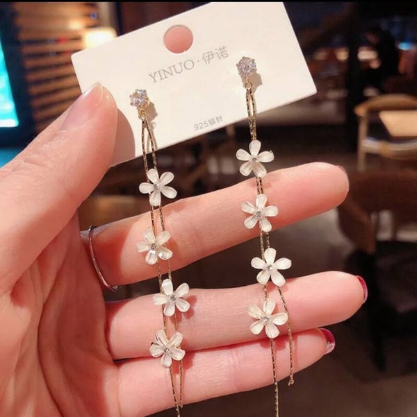 409 Aretes flores blancas y diamantes