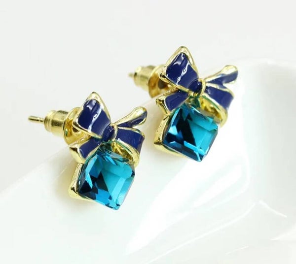 415 Aretes lazo y piedra azul claro