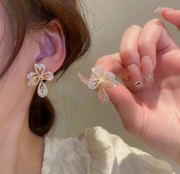 623 Aretes flor diamantada dorada