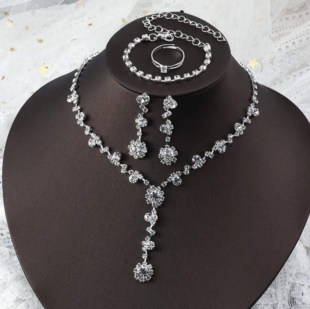 587 Set collar, aretes, pulsera y anillo flores