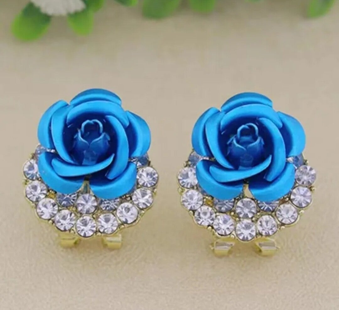 362 Aretes flor azul claro y diamantes