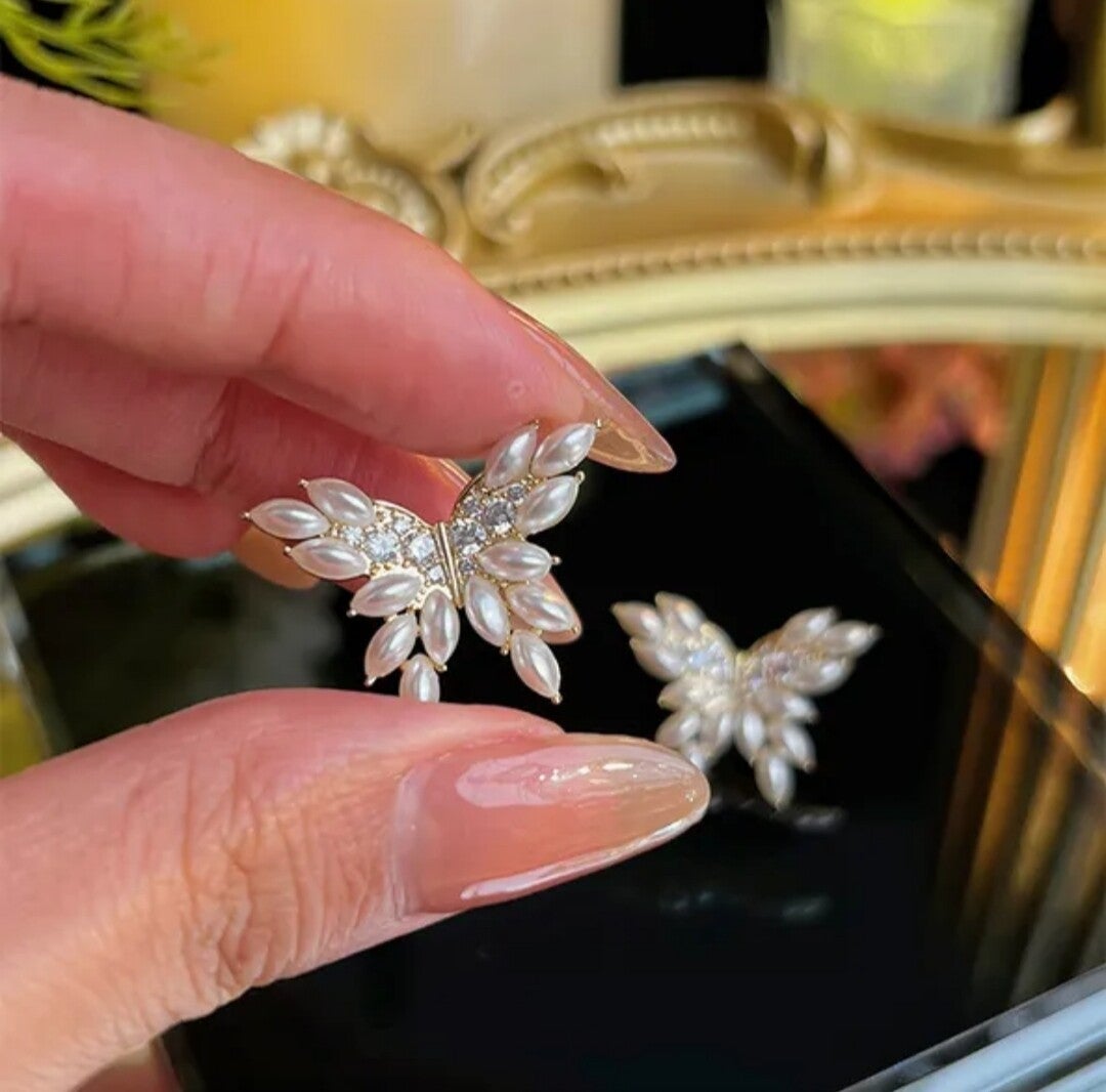 688	Aretes mariposa aperlada y diamantes