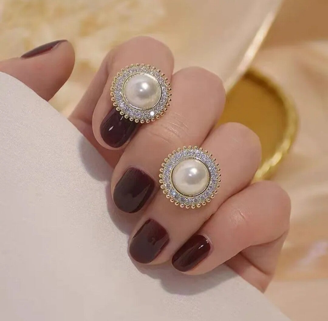 256 Aretes Perla Contorno Diamantado Doble