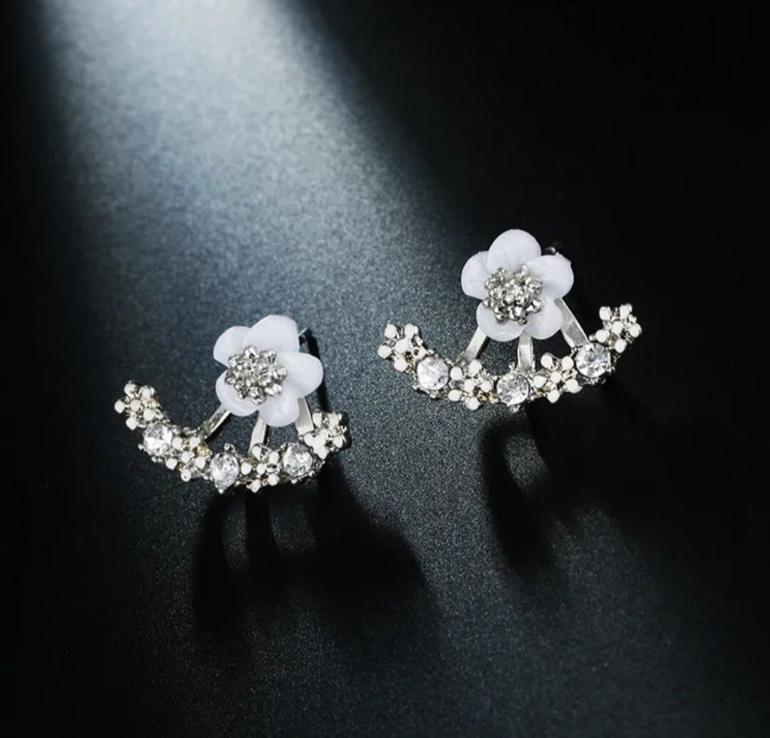 316 Aretes Flor Blanca y Diamante