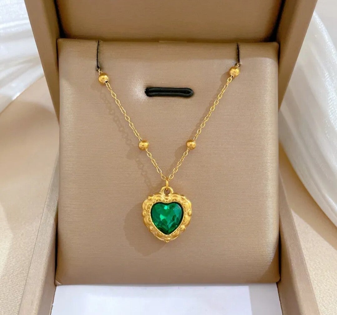 447 Collar corazon esmeralda