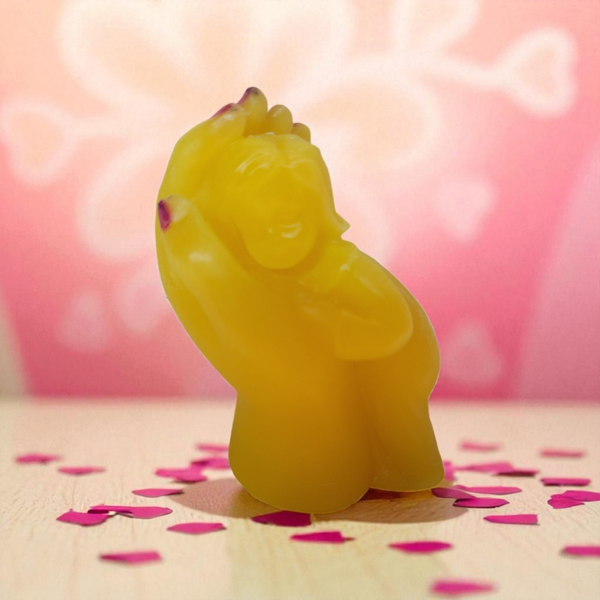 Baby in der Hand liegend