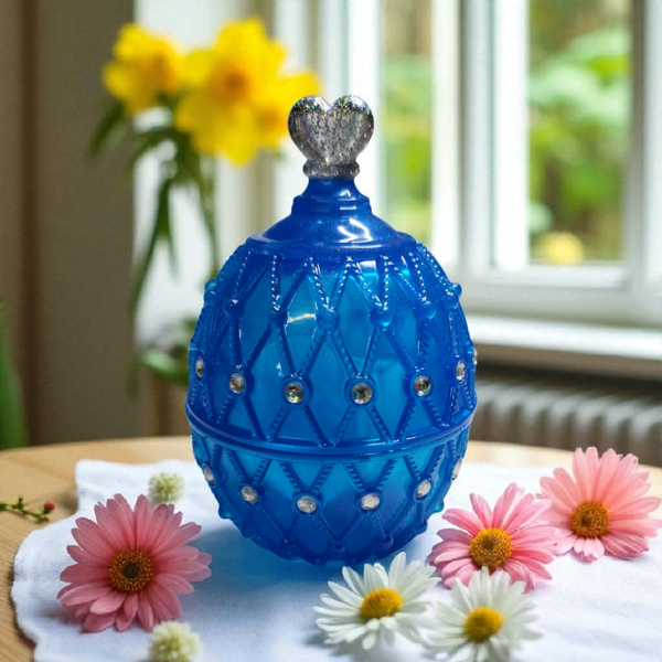 Eine besondere eierförmige Dose mit Herz und Steine