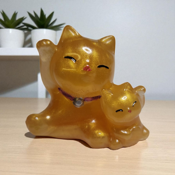 Niedliche Winkekatze mit Baby