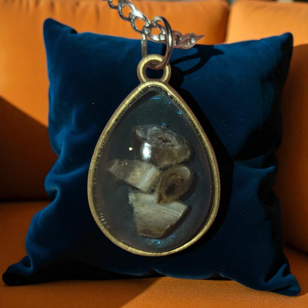 Kettenanhänger mit Inhalt