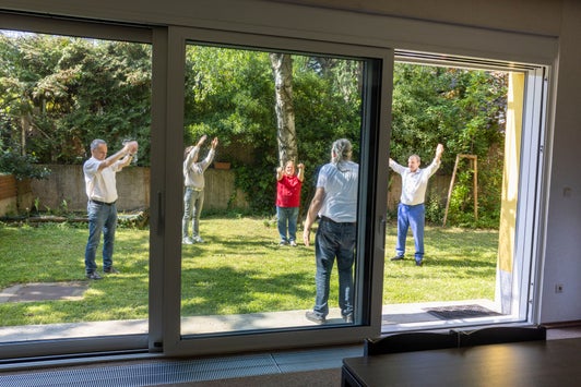 Tai Chi Übungen im Garten