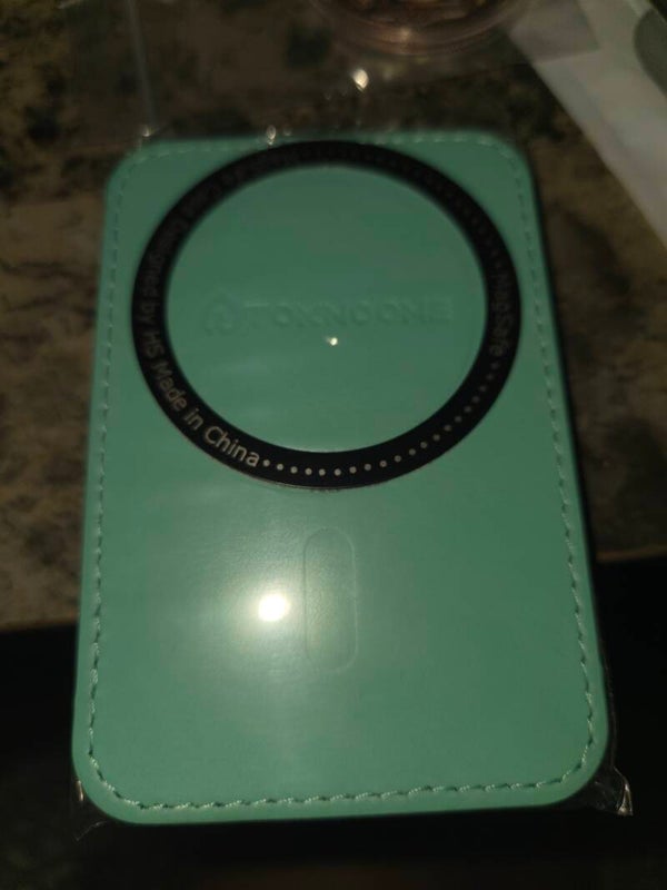 Magnetic cell wallet