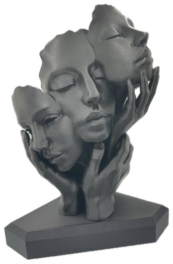 Sculpture 3 gezichten met drie handen op een sokkel