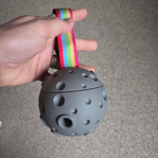 Treat dispenser asteroide