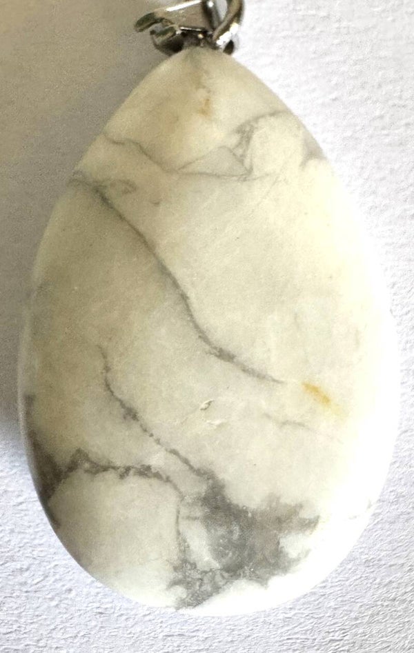 Pendentif forme larme Howlite