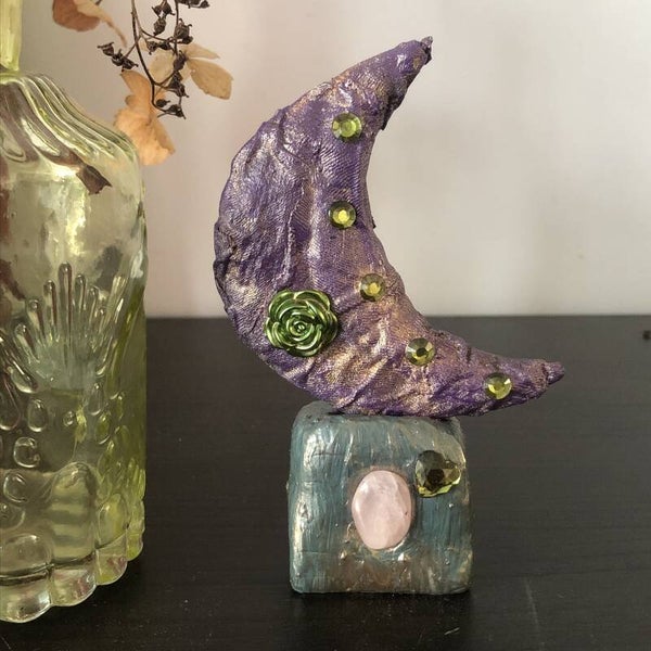 Maan beeldje met rozenkwarts H 11cm B 7cm