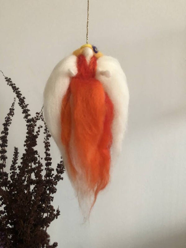 Vilt Elfje oranje Waldorf inspiratie - (lengte ong 18cm)