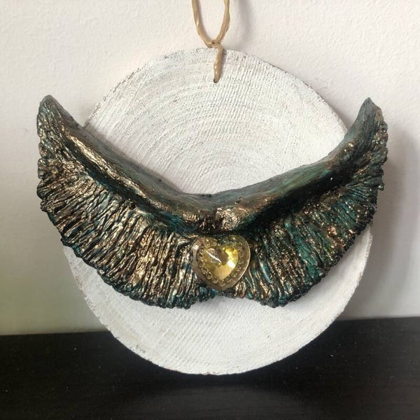 Angel wings hanger op hout H 11cm B12cm