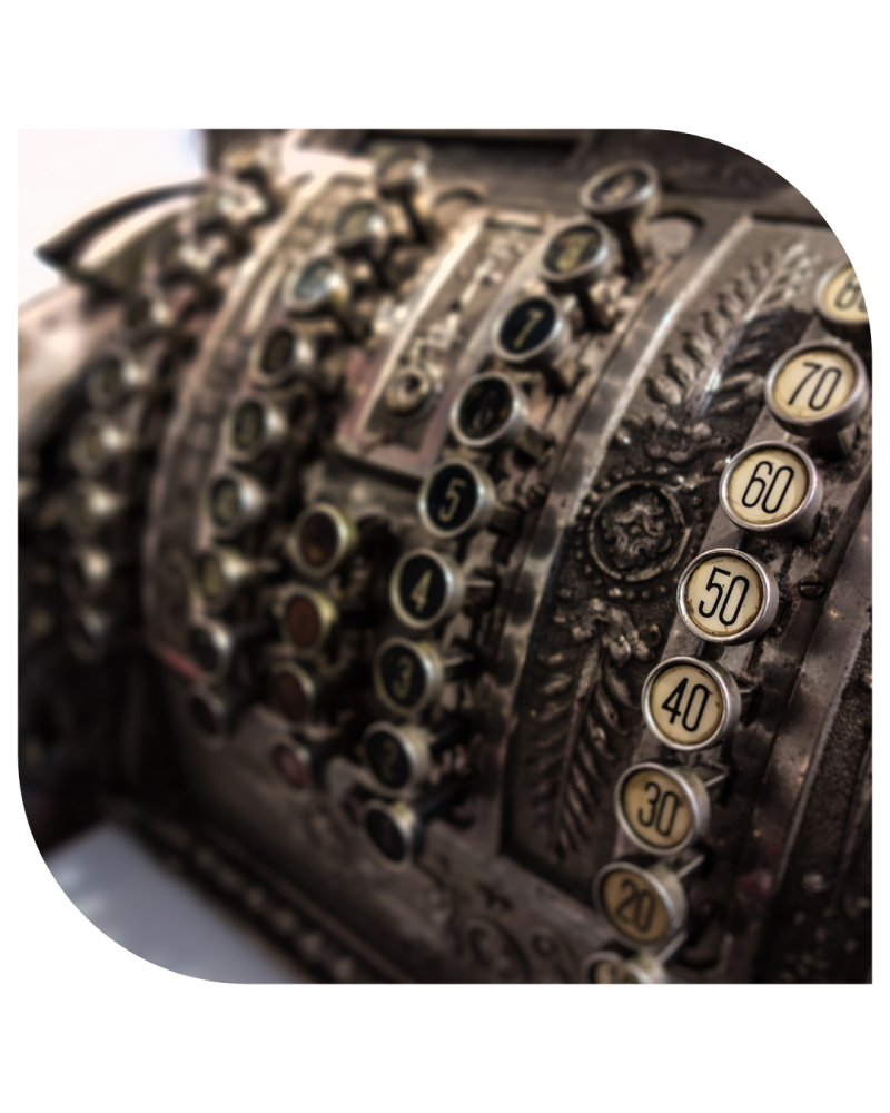 Eine alte mechanische Registrierkasse als Symbol für gespeicherte Muster, automatische Reaktionen und neue Wege im Umgang mit Misophonie. Das Bild steht für Veränderung, innere Prozesse und persönliche Entwicklung.