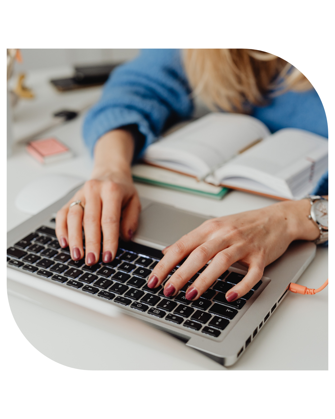 Person sitzt im Büro angespannt wegen Tastaturgeräuschen einer Kollegin bei Misophonie