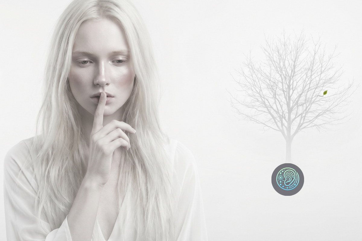 Eine ruhige Frau hält den Finger vor die Lippen als Symbol für Stille und Reizschutz. Neben ihr stehen ein kahler Baum und ein Ohrsymbol für Misophonie, Geräuschempfindlichkeit und innere Sensibilität.