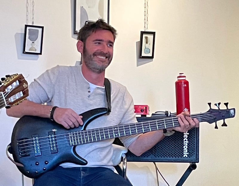 Matias et sa basse à cinq cordes